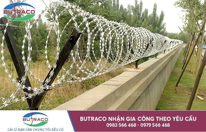 Hàng rào thép nhúng kẽm vững chắc bảo vệ khu vực công trường xây dựng khỏi sự xâm nhập trái phép, đảm bảo an ninh và an toàn lao động hiệu quả